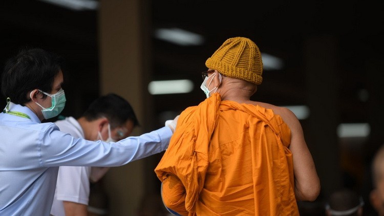 กทม. 'ฉีดวัคซีนโควิด' เชิงรุก พระสงฆ์ สัปเหร่อ และบุคลากรวัดฝั่งธน