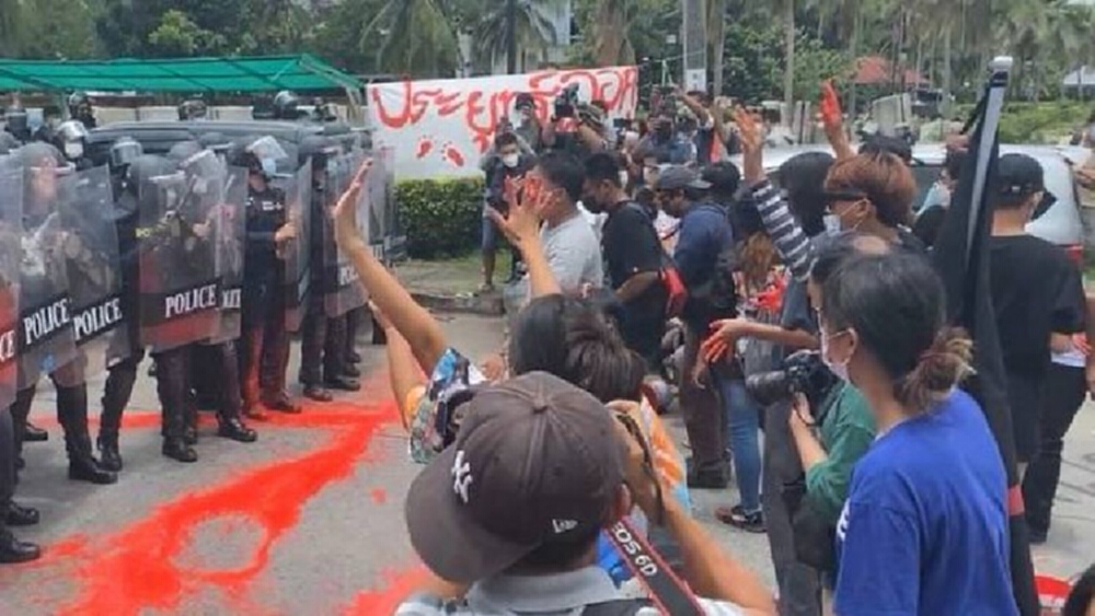 ตร. จับ 'ไผ่ ดาวดิน' พร้อมพวกขึ้นรถผู้ต้องขังก่อนเคลียร์พื้นที่