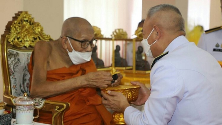 ‘ในหลวง’ พระราชทานรถไฟฟ้าพระราชทาน ถวายแด่พระครูพิศาลคุณาภรณ์ สุราษฎร์ธานี