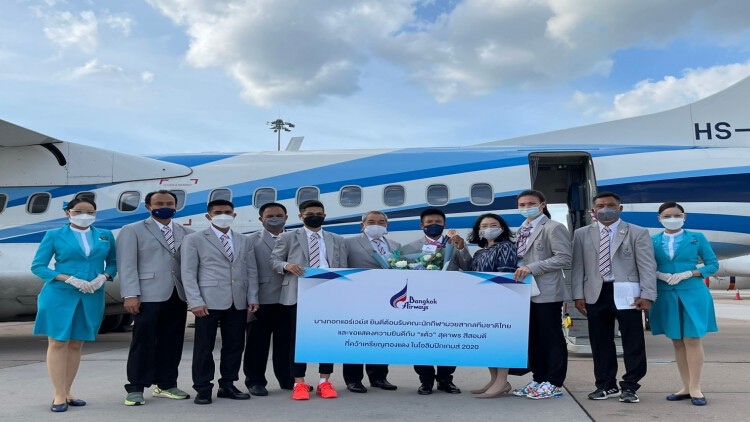 ‘บางกอกแอร์เวย์ส’ ต้อนรับฮีโร่เหรียญโอลิมปิก ‘แต้ว-สุดาพร สีสอนดี’ เที่ยวสมุย