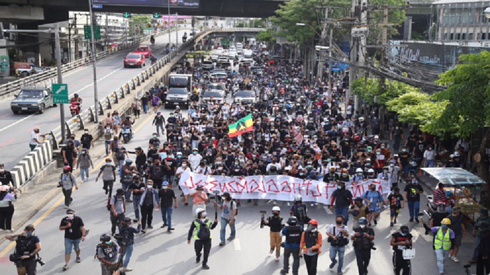 ‘ทะลุฟ้า’ถึงสามเหลี่ยมดินแดง-คฝ.ยิงกระสุนยางสกัดรื้อตู้คอนเทนเนอร์
