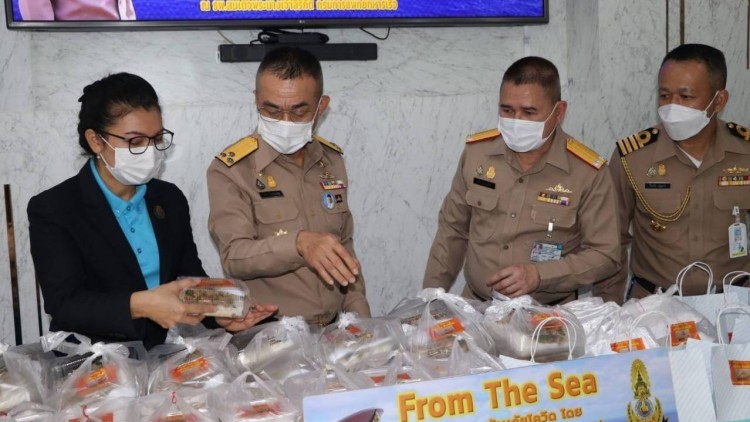ทัพเรือภาคที่ 1 มอบอาหารกล่องจาก 'ครัวเรือรบ' ให้ผู้ป่วยโควิด รพ.สมเด็จพระนางเจ้าสิริกิติ์