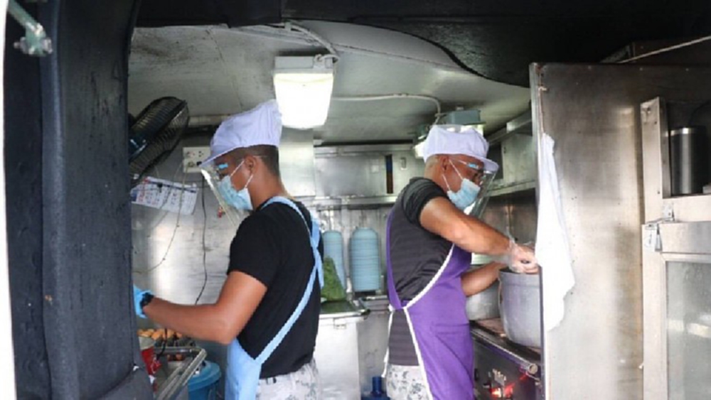 ทัพเรือภาคที่ 1 จับมือ ศรชล.ส่ง 'ครัวเรือหลวง' ให้เจ้าหน้าที่หน้าด่านสู้โควิด 