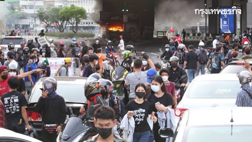 ตร.จับ 3 ผู้ต้องหานำระเบิดแจกจ่ายผู้ชุมนุมแยกดินแดง-เจ้าตัวให้การสารภาพ