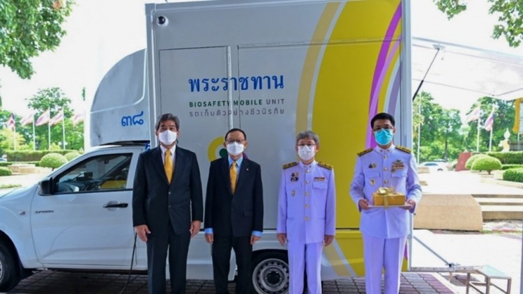 ‘ในหลวง ราชินี’ พระราชทานรถเก็บตัวอย่างชีวนิรภัยเพิ่มเติมแก่สธ. เพื่อรับมือกับโรคโควิด-19