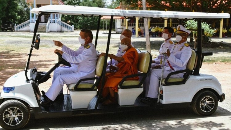 ‘ในหลวง’ พระราชทานรถไฟฟ้า ถวายแด่ พระครูมงคลจันโทภาส จ.พิษณุโลก