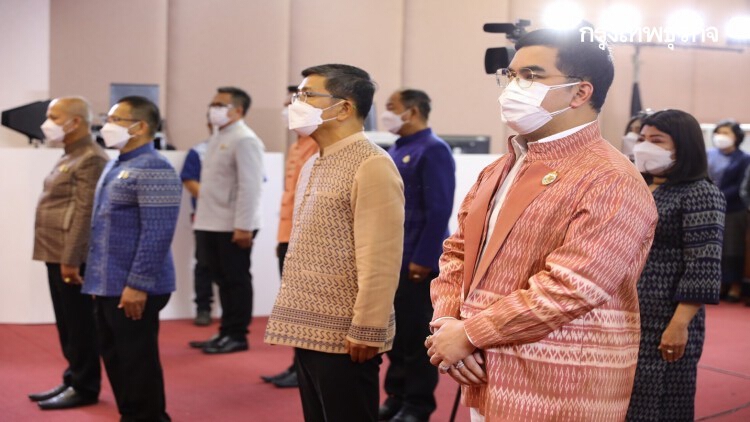พช. สนองพระปณิธาน เจ้าฟ้าสิริวัณณวรี ฯ กระทำพิธีมอบลายผ้าพระราชทานผ้าบาติก