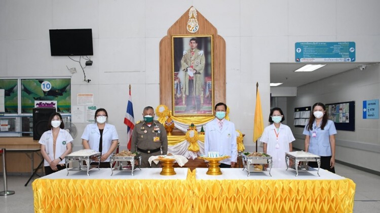 ‘ในหลวง’ พระราชทานอาหารแก่บุคลากรทางการแพทย์ โรงพยาบาลปทุมธานี