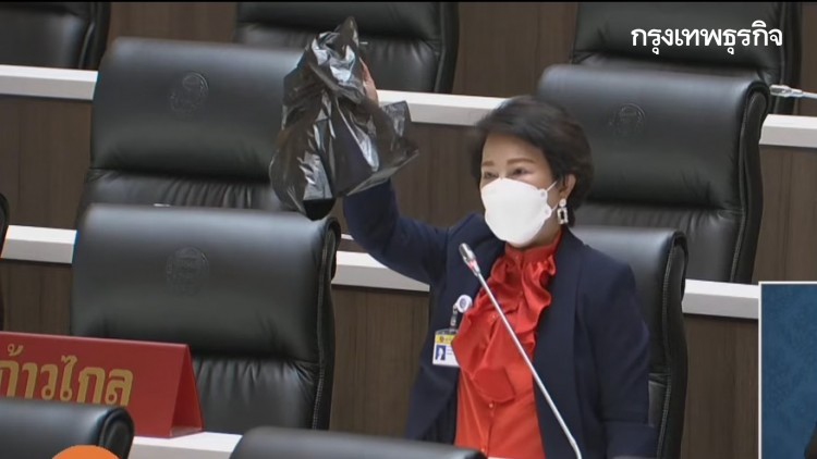 'อมรัตน์' มอบถุงดำ ให้ 'นายกฯ' พร้อมทวงความคืบหน้าการปฏิรูปตำรวจ