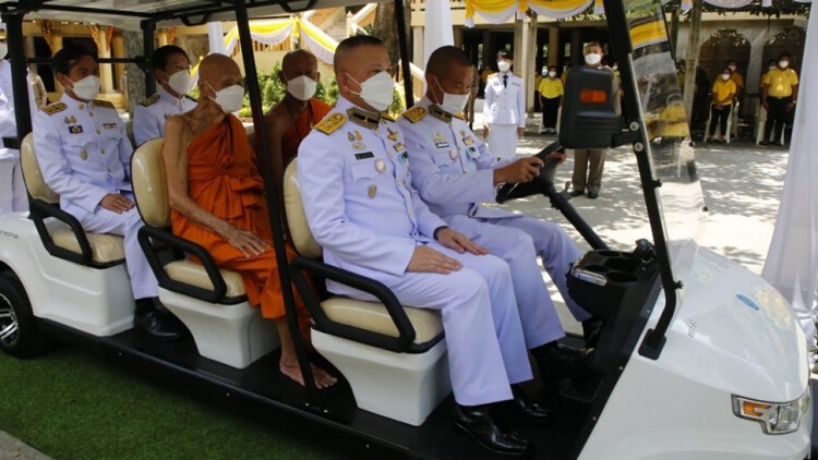 ‘ในหลวง’ พระราชทานรถไฟฟ้าถวายแด่ พระครูสิทธิคุณากร เจ้าอาวาสวัดถ้ำสิทธาราม จ.ลพบุรี