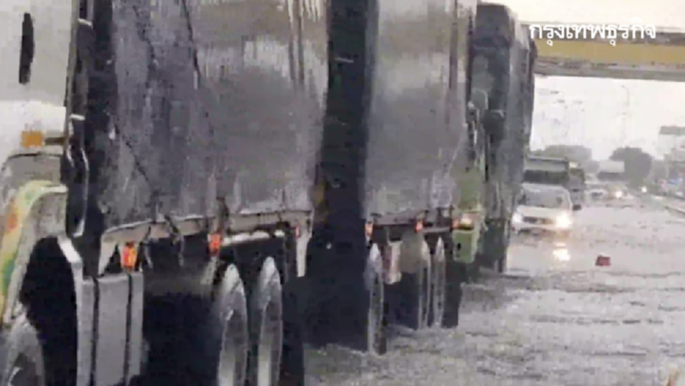 ฝนถล่มเมืองโคราช ตลาดเซฟวันอ่วม น้ำท่วมขังรอระบาย