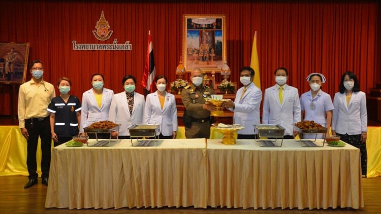 ‘ในหลวง’ พระราชทานอาหารแก่บุคลากรทางการแพทย์ รพ.พระนั่งเกล้า