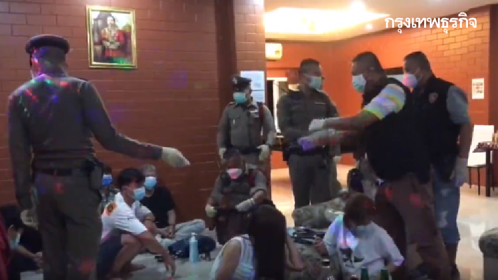 ตร.บุกเซอร์ไพรส์ปาร์ตี้ฝ่าฝืน พรก.ฉุกเฉิน รวบ 18 ราย ผงะเจ้าของวันเกิดเคยติดโควิด