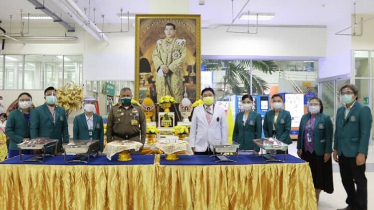 ‘ในหลวง’ พระราชทานอาหารแก่บุคลากรทางการแพทย์ ศูนย์การแพทย์กาญจนาภิเษก นครปฐม