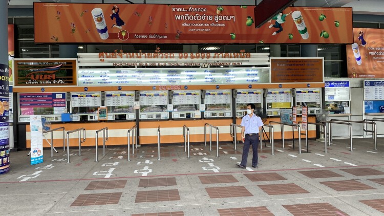 บขส. เผยบรรยากาศปลดล็อคเดินทางวันแรก ประชาชนทยอยซื้อตั๋วกลับภูมิลำเนา