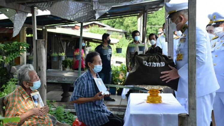 ‘ในหลวง’ พระราชทานถุงพระราชทานเครื่องอุปโภคบริโภคแก่ผู้ประสบอุทกภัย สมุทรปราการ