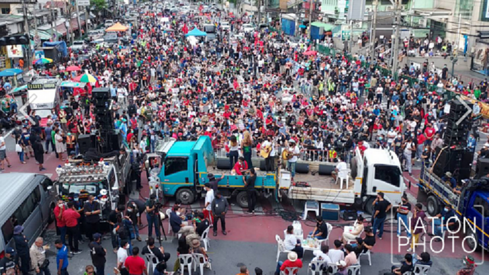 ชุมนุม 'เครือข่ายไล่ประยุทธ์' ปิดถนน 4 เส้น ใช้รถบรรทุก 6 ล้อเป็นเวทีปราศรัย