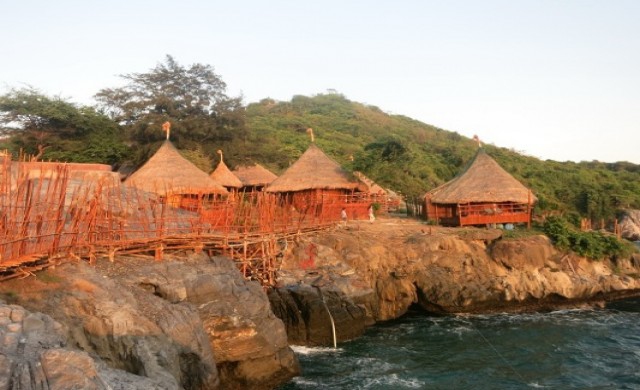 เที่ยวปารีฮัทและสงกรานต์เกาะสีชังแสนเบิกบานสราญใจ