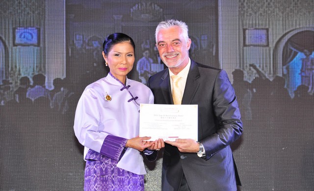โรงแรมชาเทรียม ริเวอร์ไซด์ รับรางวัล 1 ใน 10 โรงแรมหรู