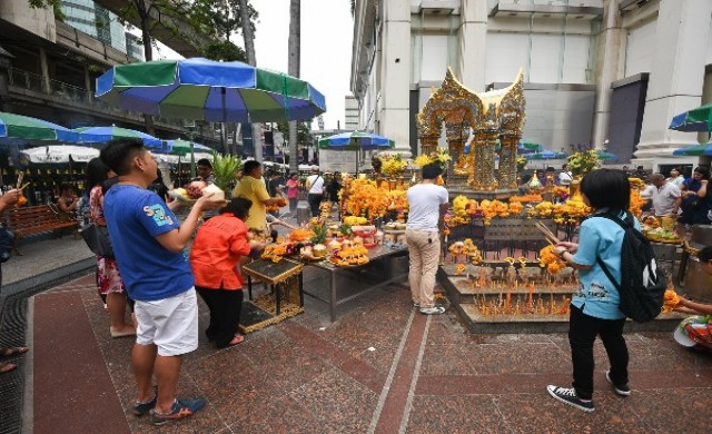 เปิดราชประสงค์ต้อนรับ 2 ดาราดัง “เยิ่น ต๊ะ หัว-หมีเซียะ”