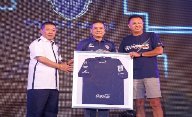 ผู้บริหารออนิกซ์ฯ รับมอบเสื้อฟุตบอลโฉมใหม่ประจำปี 2559