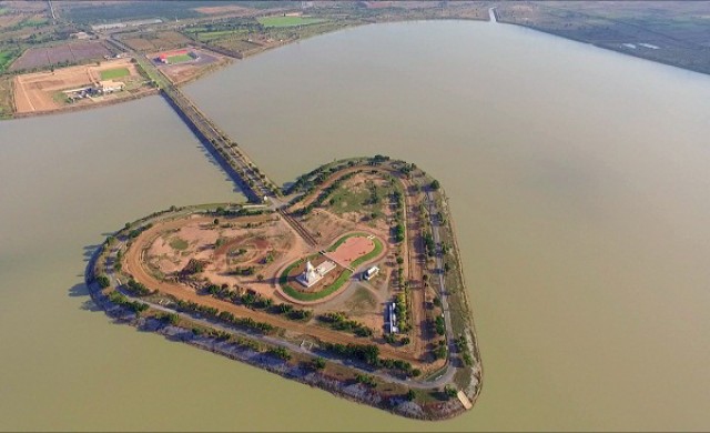 ซีรีส์ชุดมิติรักผ่านเลนส์ ตอน ‘แผ่นดินรูปหัวใจ’ 