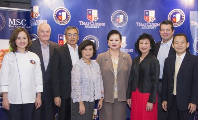 พิธีมอบวุฒิบัตรสำเร็จการศึกษา แก่นักเรียนหลักสูตรเชฟอาหารไทย