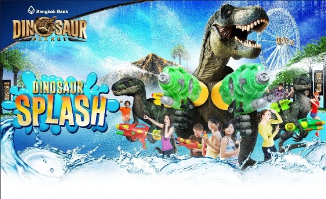 เล่นน้ำสงกรานต์กับไดโนเสาร์ครั้งแรกในโลก!