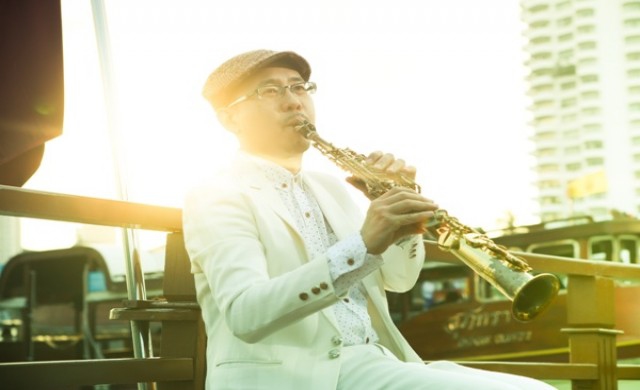 บทเพลงแจ๊สนุ่มริมแม่น้ำ พร้อมเพลิดเพลินนานาเมนูกริลล์ 