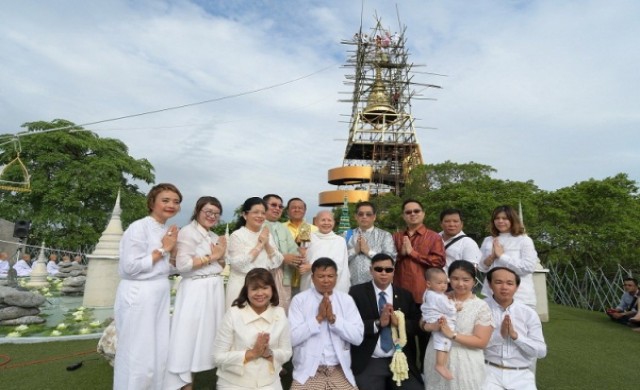 ร่วมพิธียกยอดฉัตรทองคำ