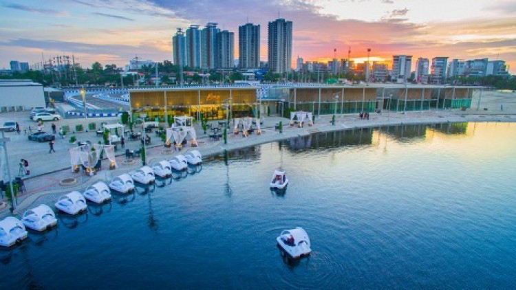  “บรีซคาเฟ่ แอนด์ บาร์”