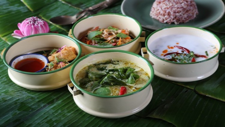 ชุดอาหารผูกใจ ใส่ปิ่นโต ณ ห้องอาหารไทยธาราทอง