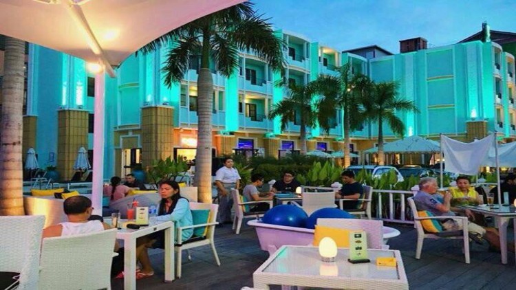 พักผ่อนนอน”เวฟ”โรงแรมสไตล์ไมอามี่ติดทะเลพัทยา