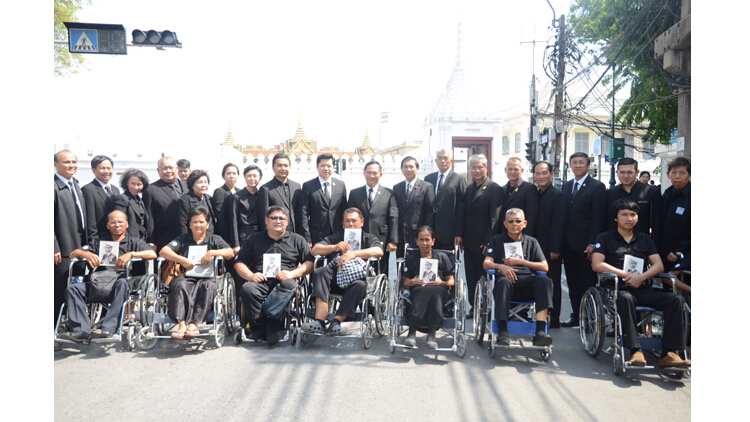 พม. นำคนพิการ เข้าถวายสักการะพระบรมศพฯ