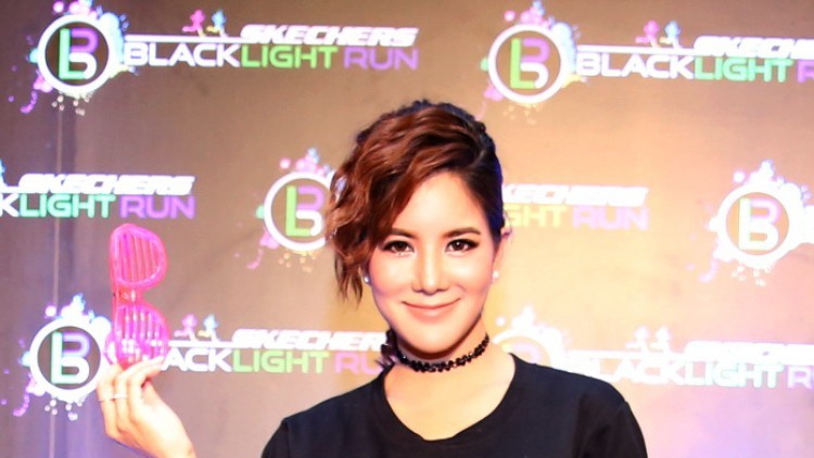 สนุกกับ ‘ก้อย รัชวิน’ ในงานวิ่งสาดสีเรืองแสงระดับโลก!