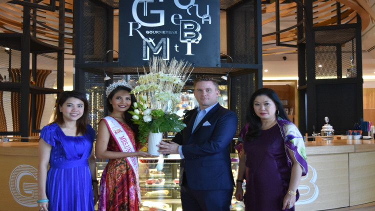 โนโวเทล สยาม รับมอบดอกไม้จากมิสซิสยูนิเวิร์สไทยแลนด์