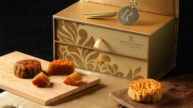 ขนมไหว้พระจันทร์ บรรจุในกล่องของขวัญสวยงาม รร.เรเนซองส์ 