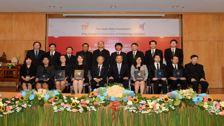 มูลนิธิกระจกอาซาฮี มอบทุนฯ มจธ.เพิ่มศักยภาพทางวิทยาศาสตร์