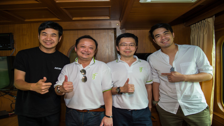 อีฟน้ำมะพร้าวน้ำหอม 100% และ อีฟ น้ำมะพร้าวเผา