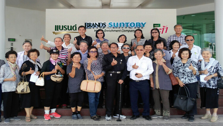 คณะศิษย์เก่าเภสัชจุฬาลงกรณ์มหาวิทยาลัยเยี่ยมชมโรงงาน