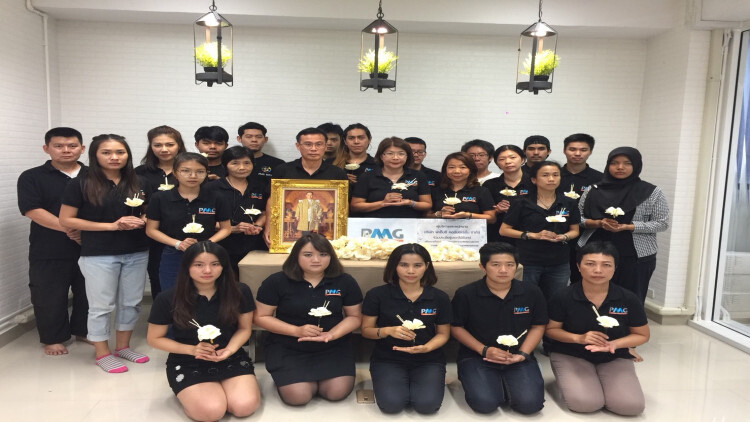 ชาวพีเอ็มจีร่วมประดิษฐ์ดอกไม้จันทน์ น้อมถวายอาลัยในหลวง ร.9