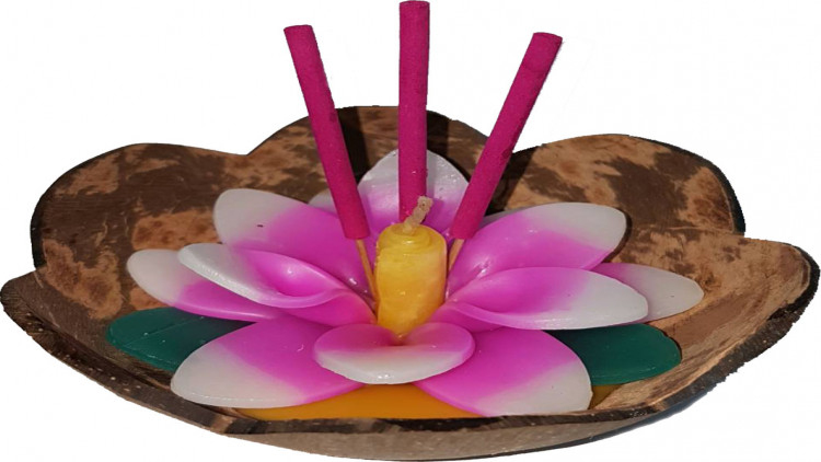  แฟมิลี่มาร์ท…สร้างสีสันแห่งสายน้ำชวนลอยกระทงจากกะลามะพร้าว 