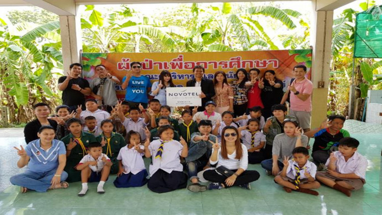 โรงแรมโนโวเทล สยาม ทอดผ้าป่าเพื่อการศึกษา