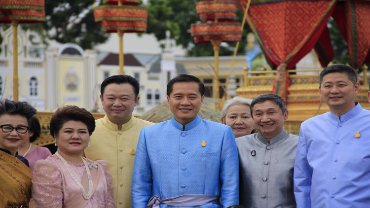 วีระศักดิ์นำทีมร่วมงาน "อุ่นไอรัก คลายความหนาว"