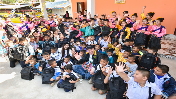 มาทำงานแพนดอร่า นำเงินล้านกลับไปสร้างอาคารเรียน