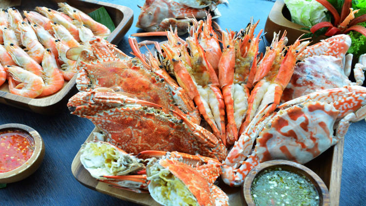  “Crab ‘N Prawn Festival” Friday-Saturday dinner buffet