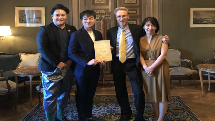 อะตอม คลินิก ได้รับเชิญให้เดินทางไปเยี่ยมชมแหล่งผลิตและวิจัย