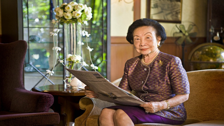 ท่านผู้หญิงชนัตถ์ ปิยะอุยรับรางวัลด้านการท่องเที่ยวและโรงแรม