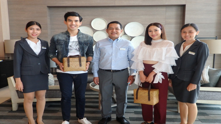 คลาสสิค คามิโอ อยุธยา ต้อนรับสองพิธีกรายการ “เปรี้ยวปาก เช็ค