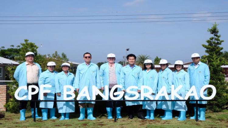 อัครราชทูตสถานทูตออสเตรเลียเยี่ยมชมการเลี้ยงกุ้ง